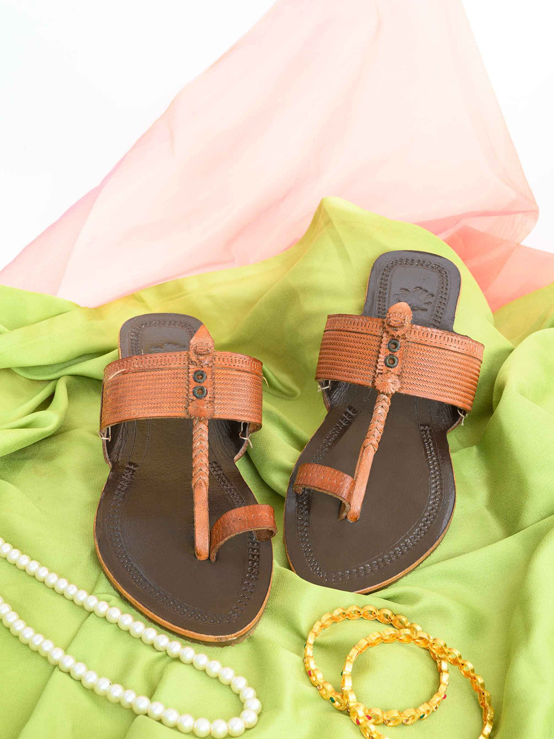 House of Pataudi Women Woven Design Leather One Toe Kolhapuri Flats