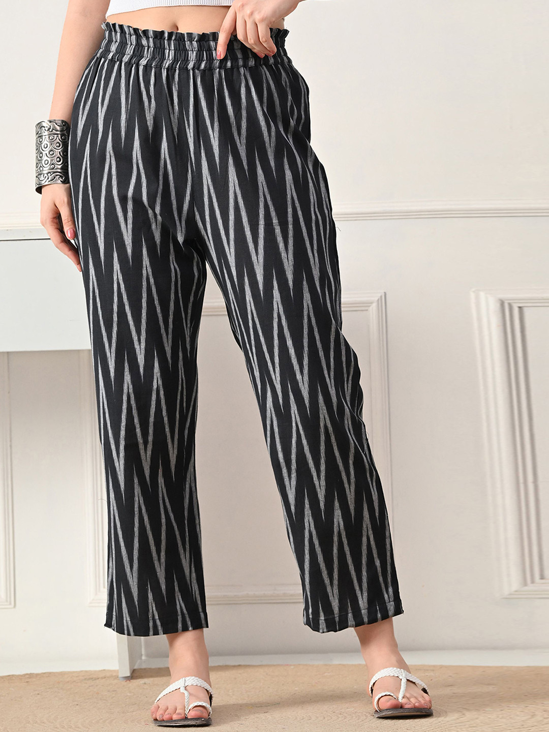 DECKEDUP Women Geometric Print Relaxed Easy Wash Slip-On Trousers