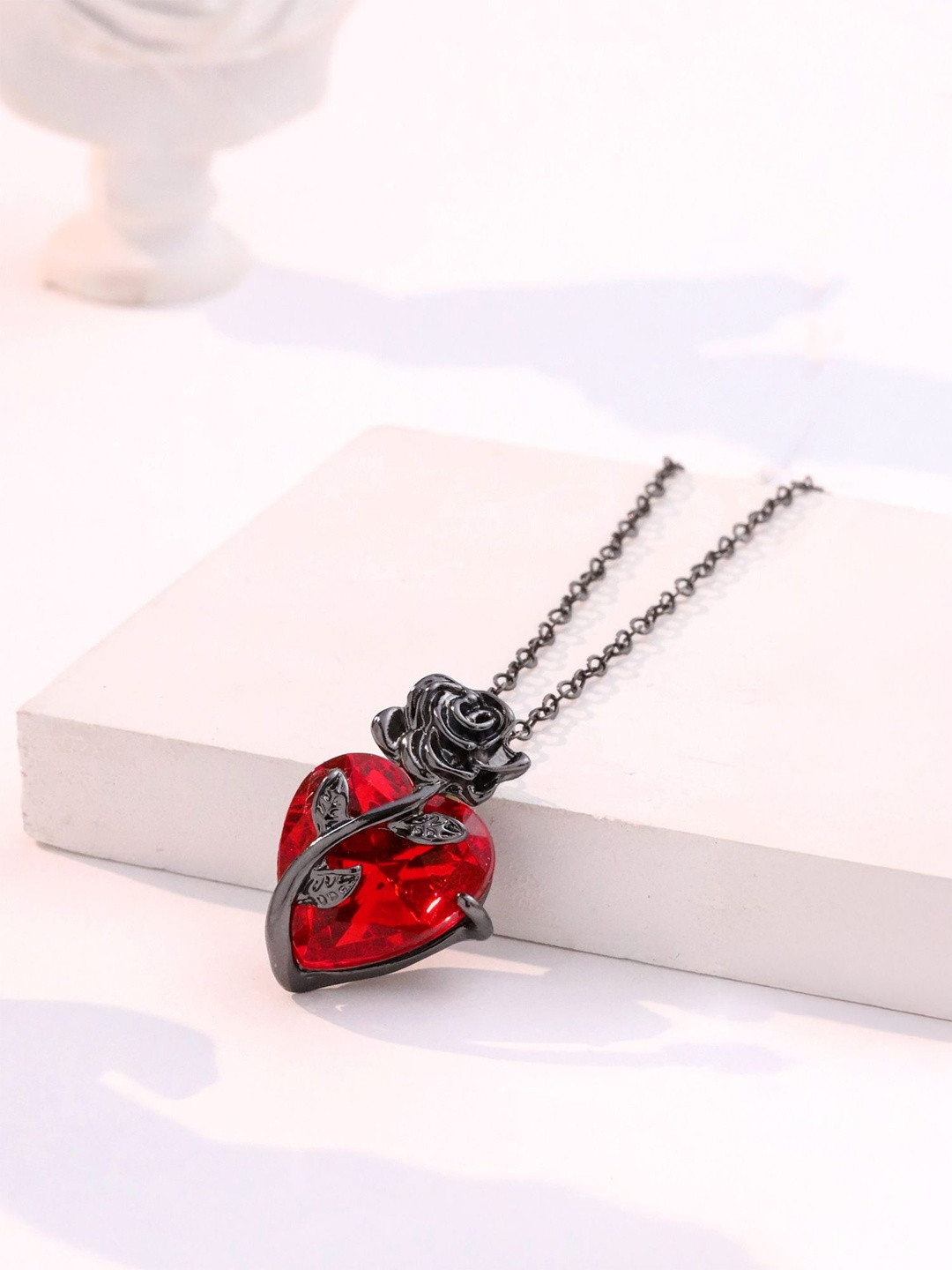 Qiroko Heart Shaped Pendent With Chain