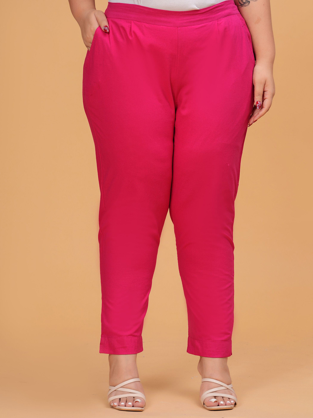 DIGITAL SHOPEE Women Solid Easy Wash Pleated Mid-Rise Regular Fit Trousers