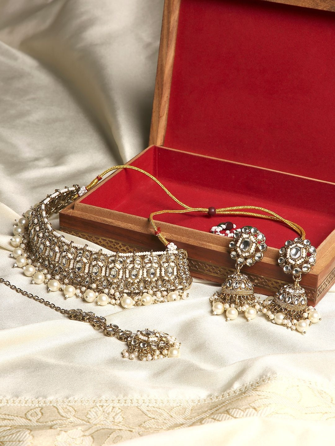 QUEENS NECK Gold-Plated Kundan Studded & Pearls Beaded Jewellery Set