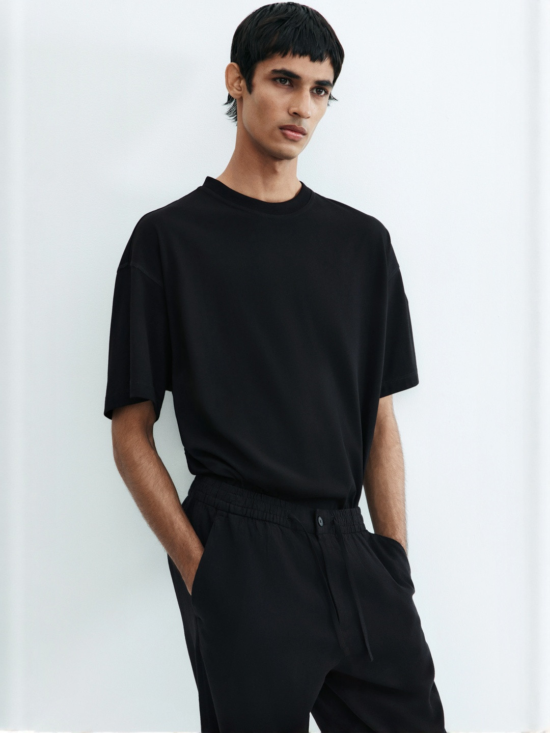 H&M Men's Solid Relaxed Fit Mid RIse Trousers