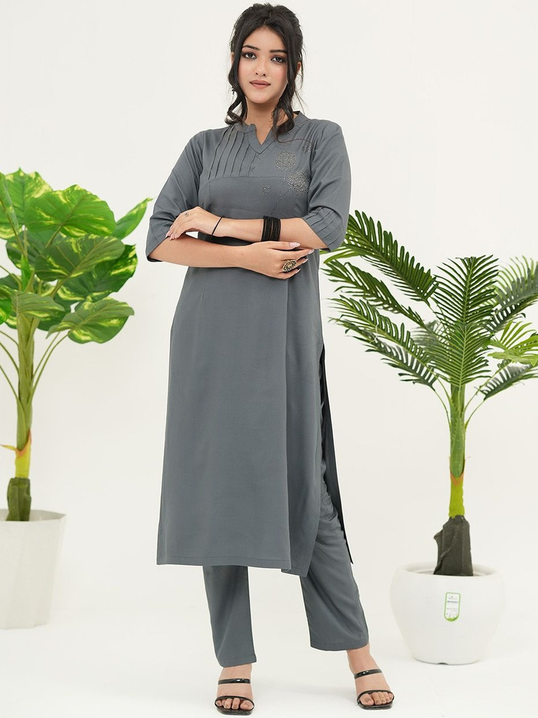 SIMROZ Women Floral Self Design Regular Sequinned Kurta with Trousers