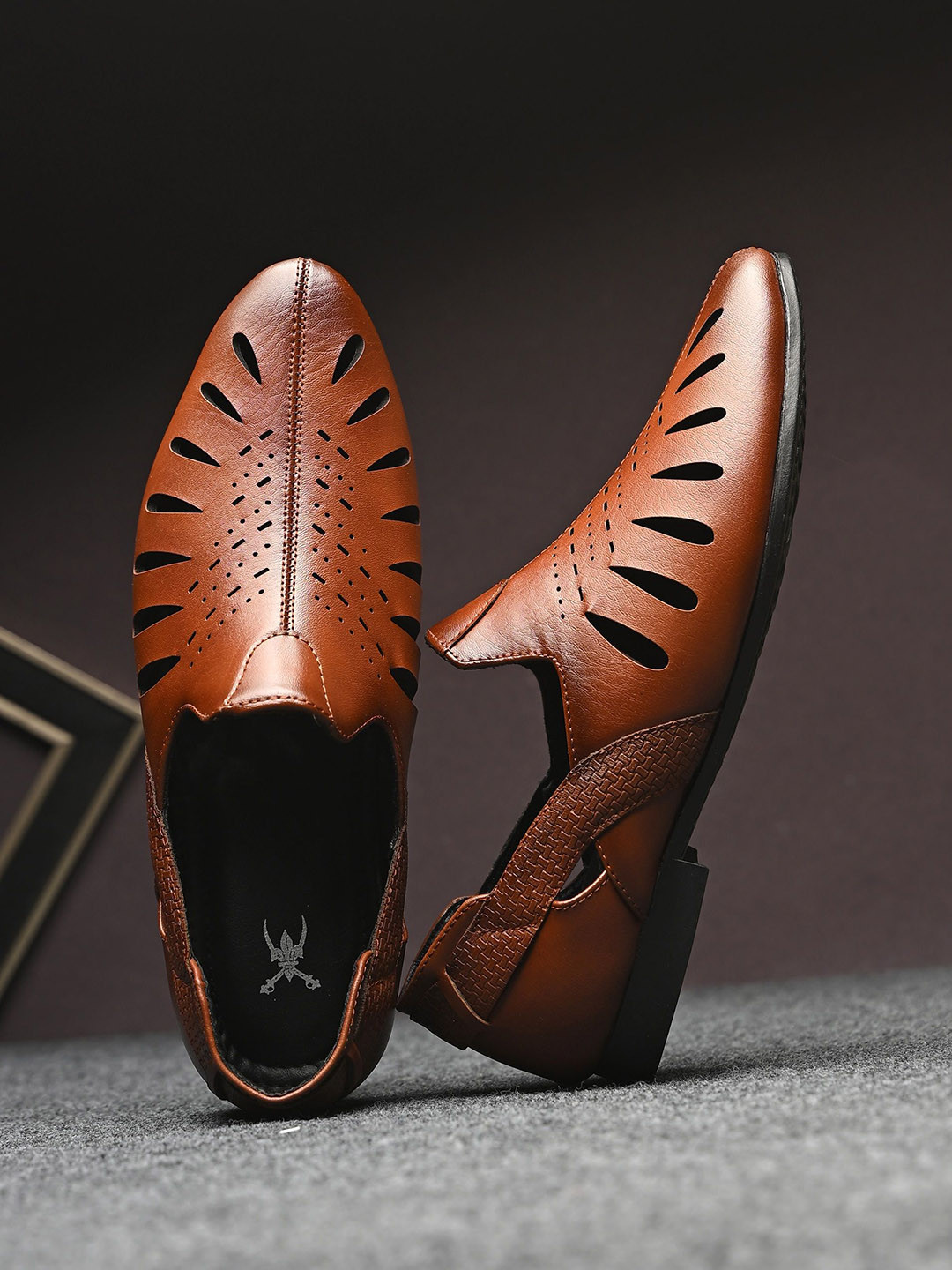 House of Pataudi Men Pointed ToeSlip on Ethnic Mojaris