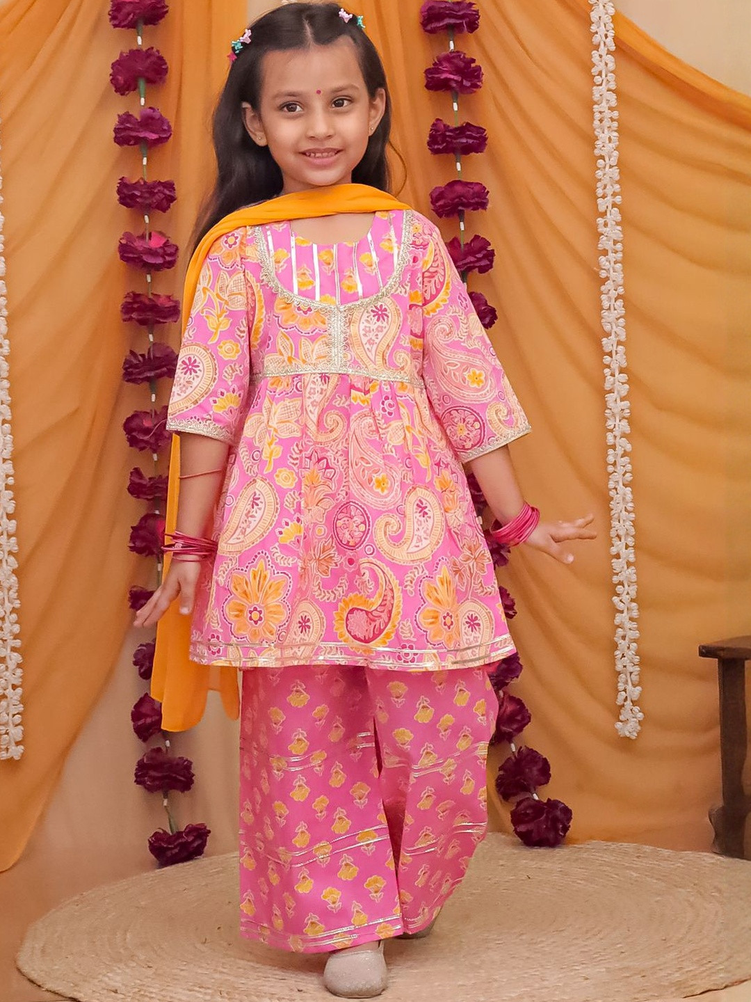 Aj DEZInES Girls Pink Cotton Floral Printed And Sequins Lace work Suit Set