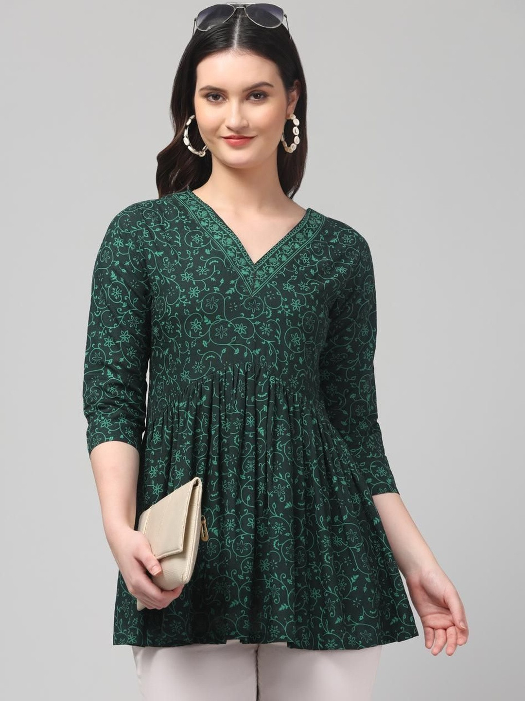 Aura Glam Women Green Viscose Rayon Printed V-Neck Kurti