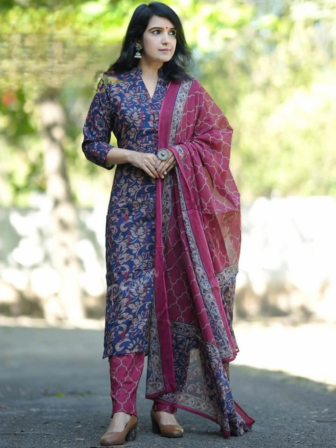 Piludi Women Floral Printed Kurta with Trousers & Dupatta