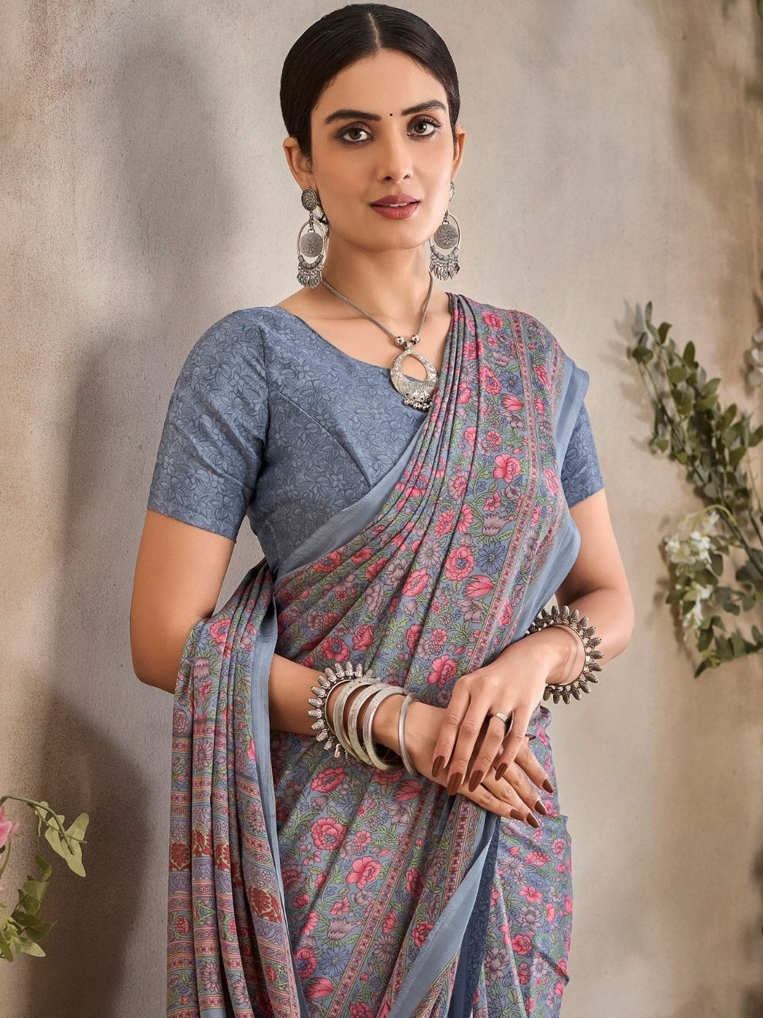 INDONIQ Floral Printed Saree With Unstitched Blouse