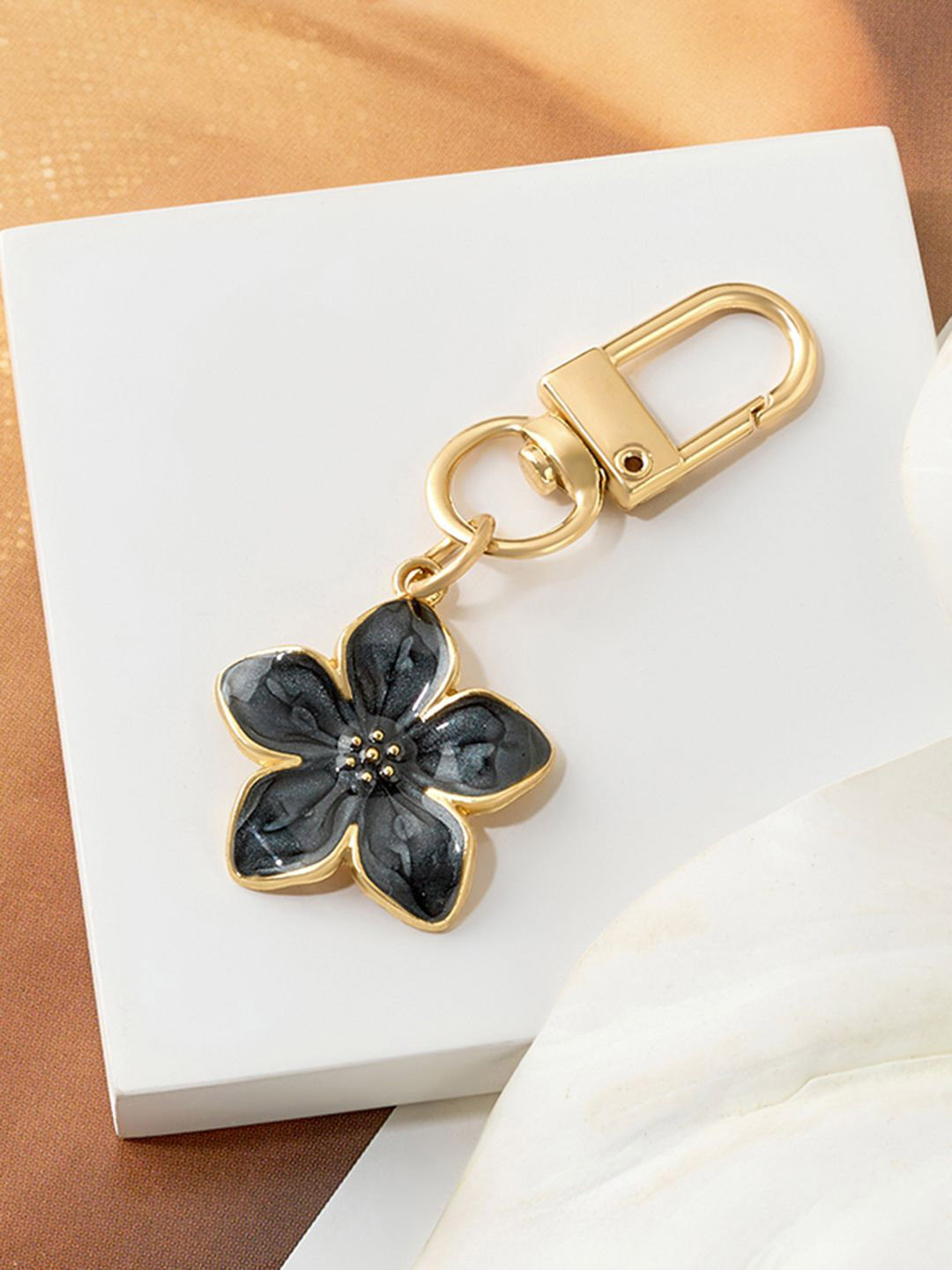 JOKER & WITCH Metal Daisy-Day Floral Bag Charm