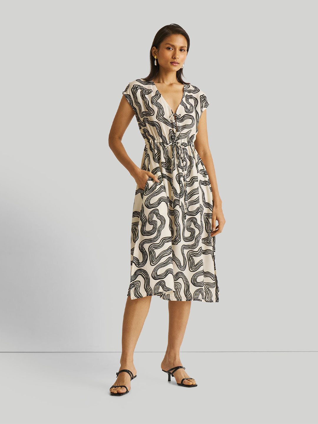 Reistor Abstract Printed Gathered Extended Sleeve Fit and Flare Midi Dress