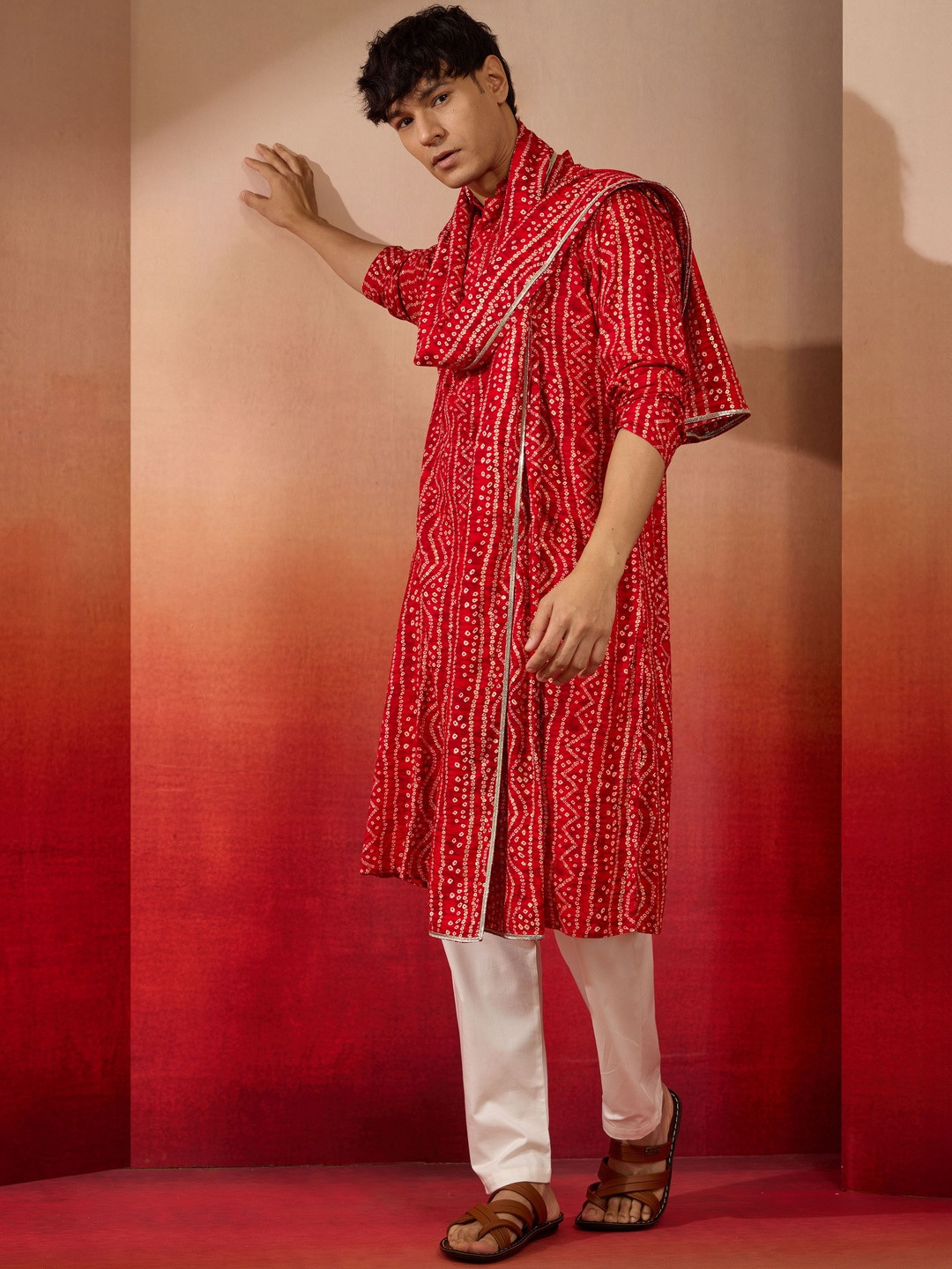 VASTRAMAY Men Bandhani Kurta Set With  Pant & Dupatta
