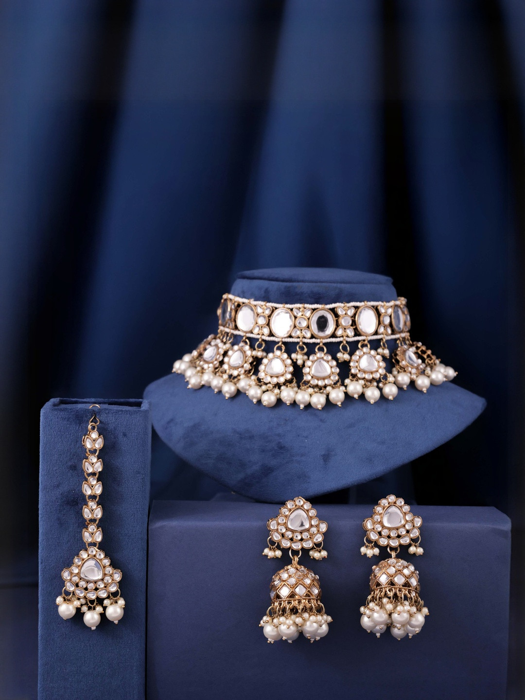 SHONA'S STYLE Kundan-Studded & Pearls Beaded Necklace With Earrings & Mangtikka