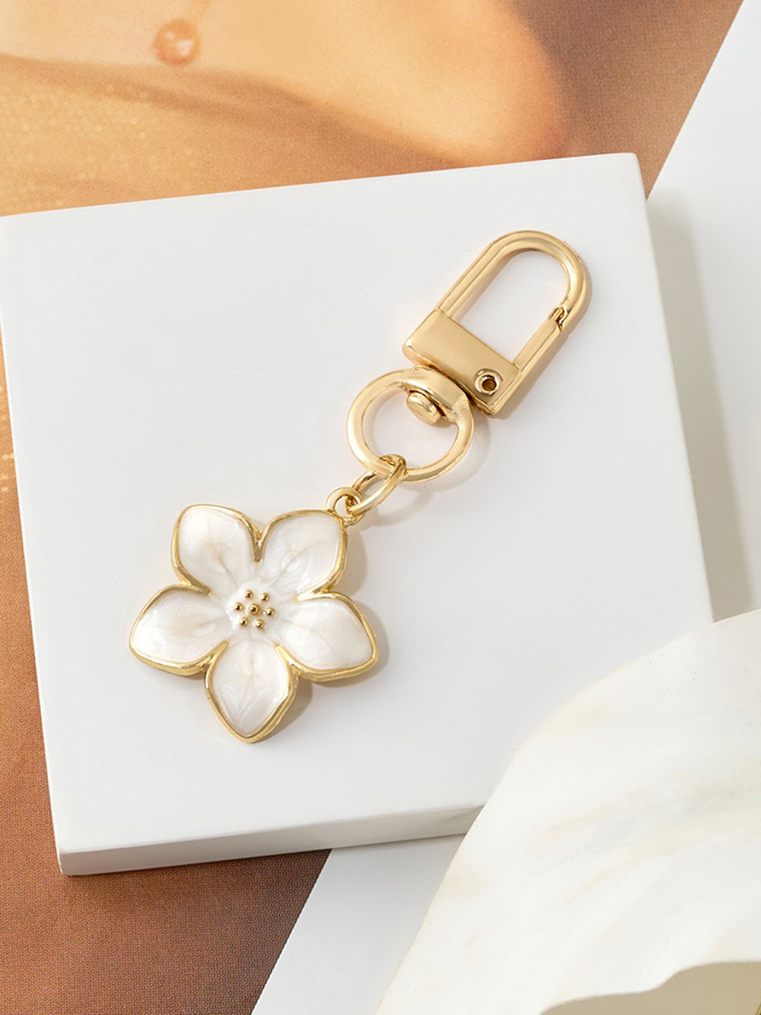 JOKER & WITCH Daisy-Day Floral Necklace Charm