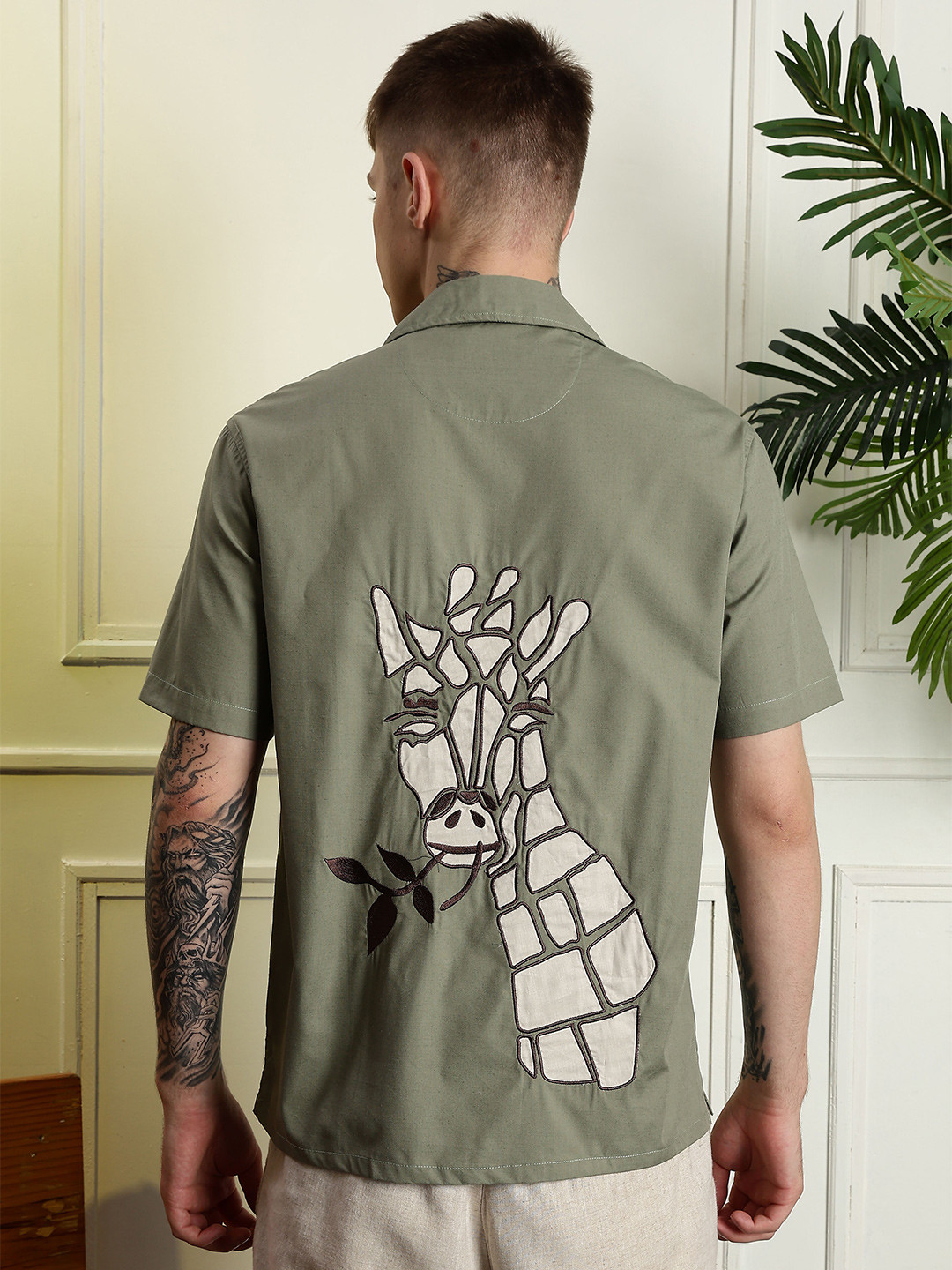 Eszett Modern Animal Printed Spread Collar Short Sleeves Cotton Regular Fit Shirt