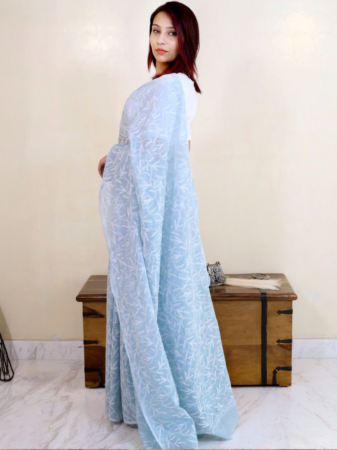 THE WEAVERS SHOP BY RAAVI Women Floral Embroidered Kota Saree with a Blouse Piece