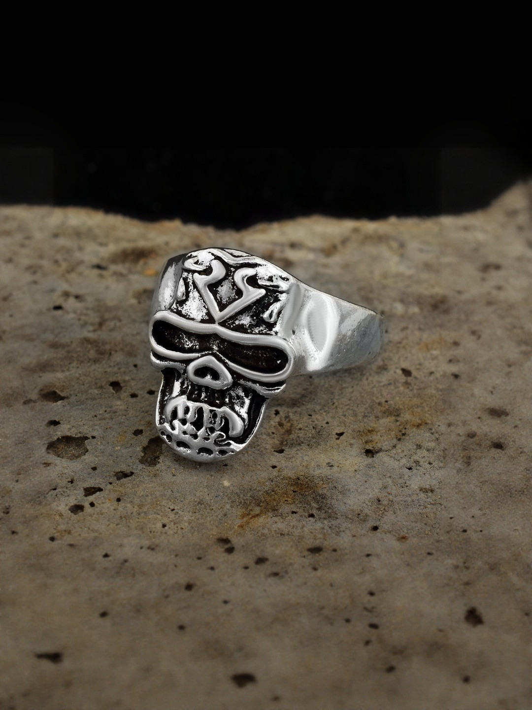 Silver plated Antique finish, Queen's skull design, Fashion ring
