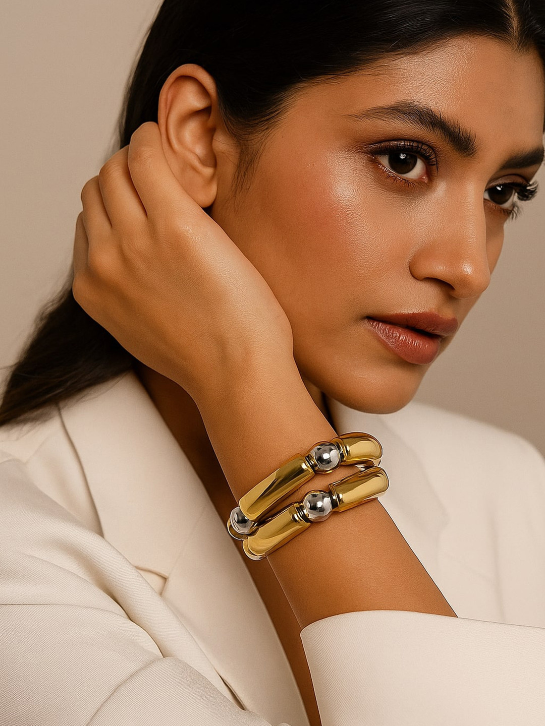 ShopSiiri 18k Gold-Plated Anti Tarnish Silver Ball and gold Bangle-Style Bracelet