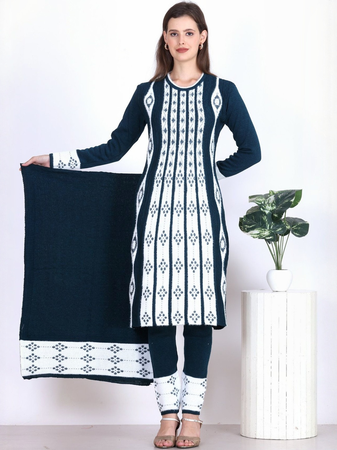 TRUDO Women Woven Design Kurta with Trousers & Dupatta