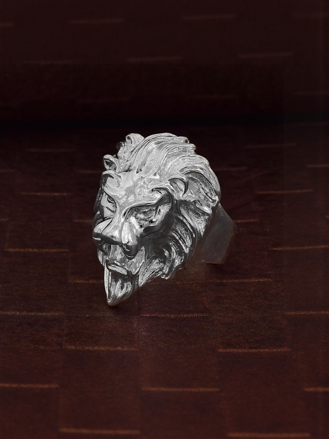 White platinum plated Brass. Lion design, Macho finger ring