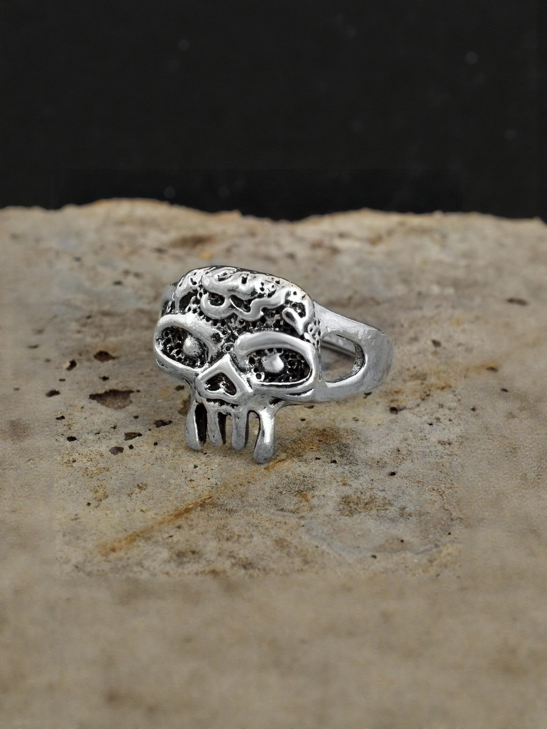 DZINETRENDZ Silver-Plated Oxidised Antique Toothy Skull Shaped Finger Ring