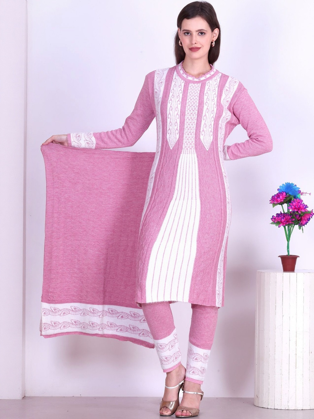 TRUDO Women Woven Design Kurta with Trousers & Dupatta
