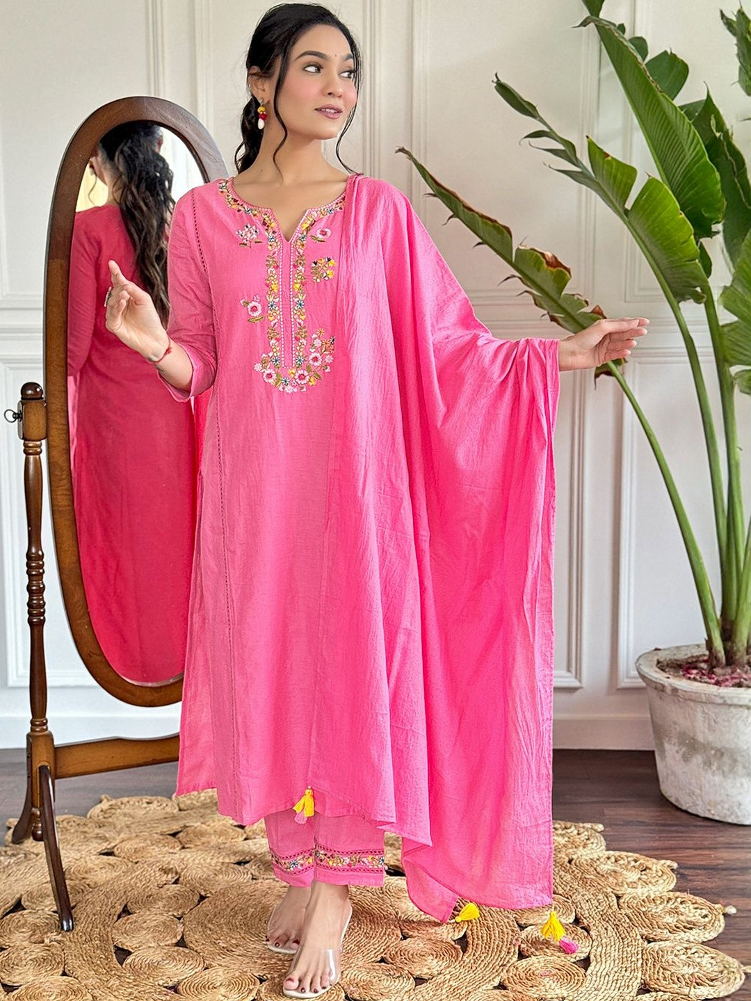 ejoty fashion Women Floral Embroidered Regular Thread Work Kurta & Trousers With Dupatta