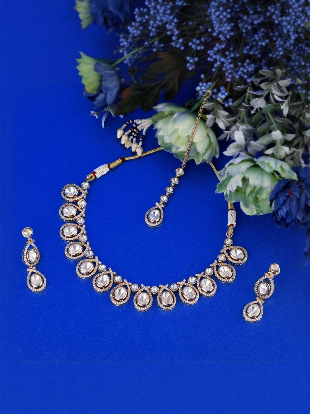 SALONI FASHION JEWELLERY Women Oval & Round Shape Kundan Stones Studded Jewellery Set