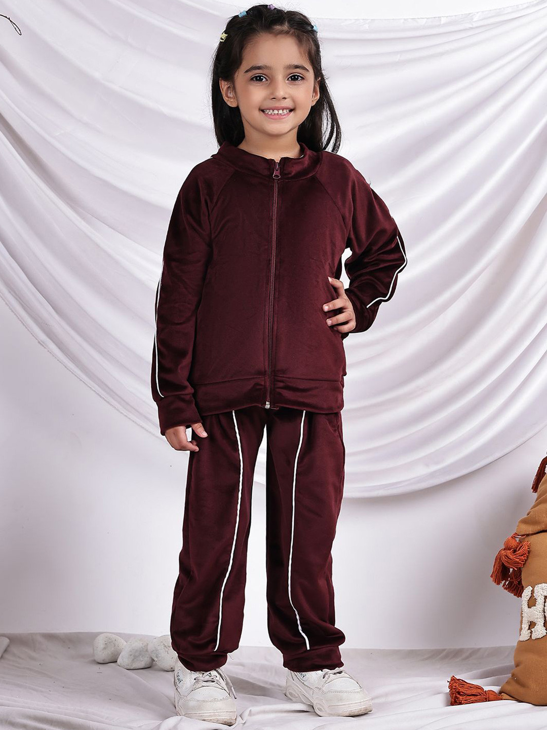 NEUDIS Girls Piping Detail Long Sleeves Velvet Sweatshirt With Jogger