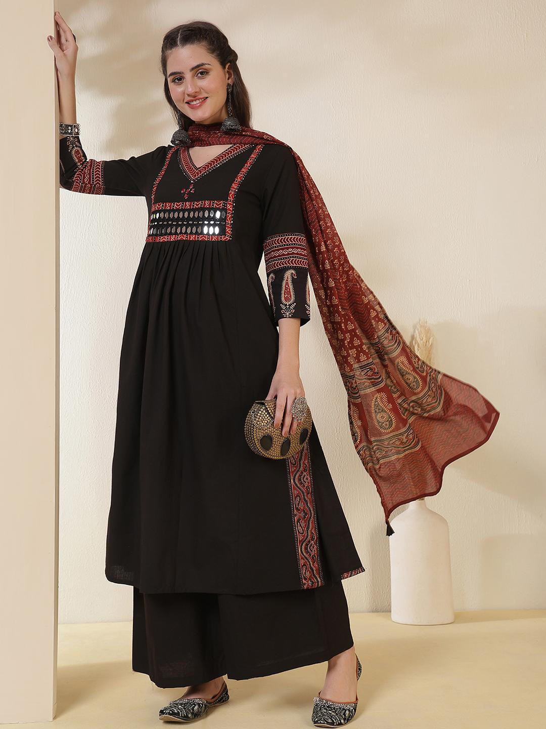 KIMAYRA Women Solid Viscose Rayon Kurta Sets