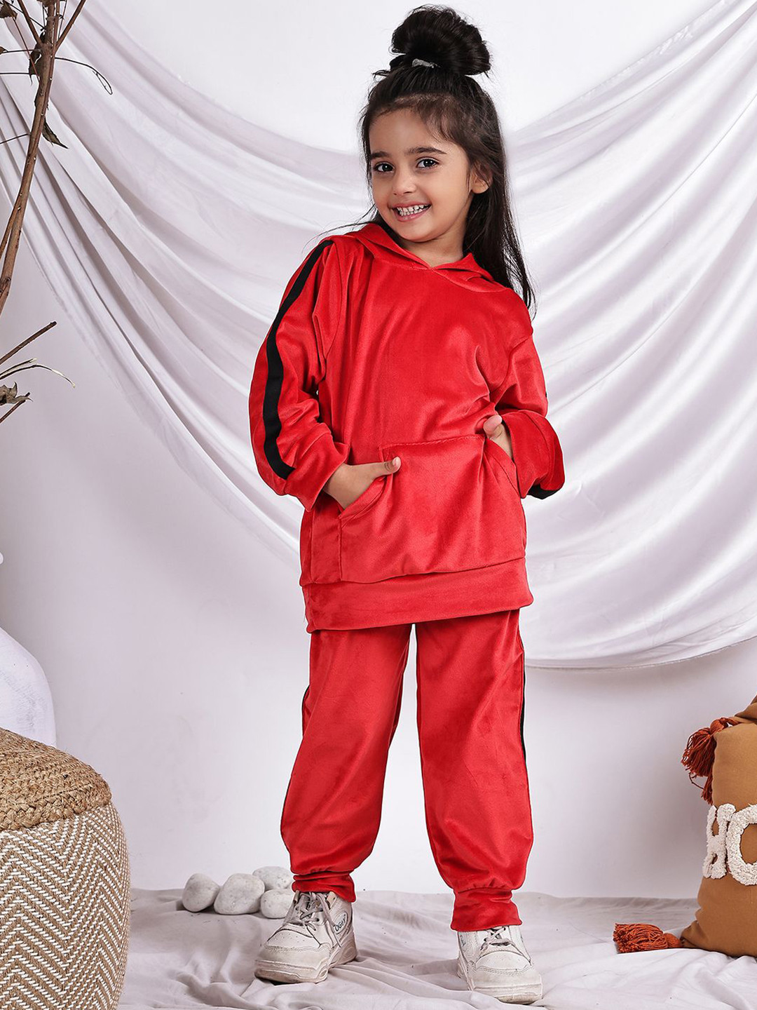 NEUDIS Girls Colourblocked Piping Detail Long Sleeves Velvet Hoodie With Joggers