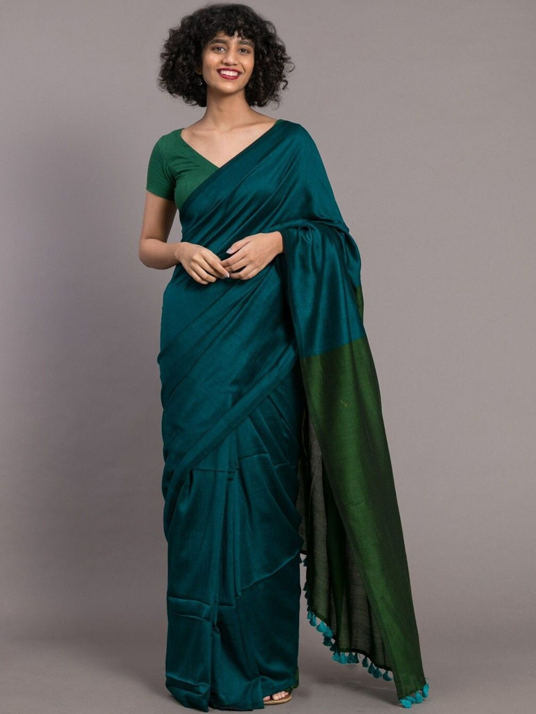 HERE&NOW Solid Saree With Matching Pallu Blouse