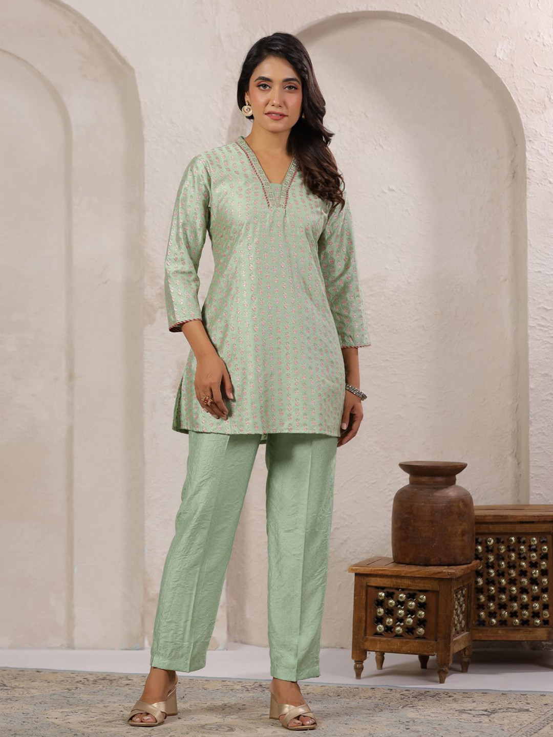 Span Floral Printed Square Neck Straight Kurta