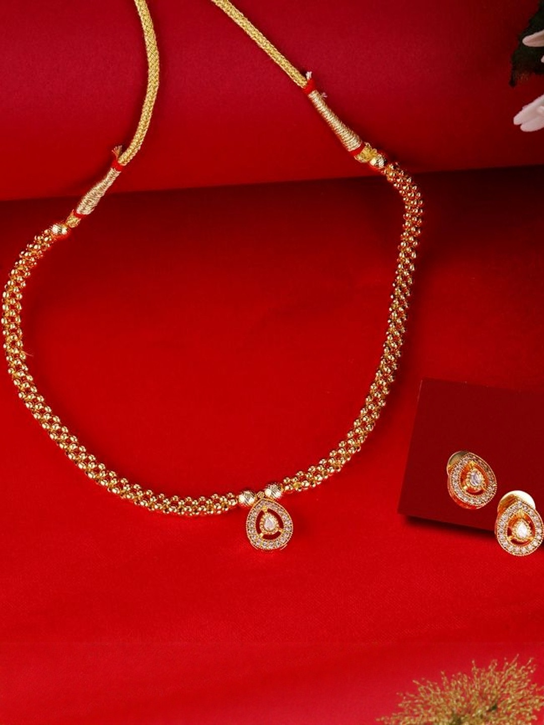 SALONI FASHION JEWELLERY Women Oval Shape White Stone Gold Plated Choker Jewellery Set