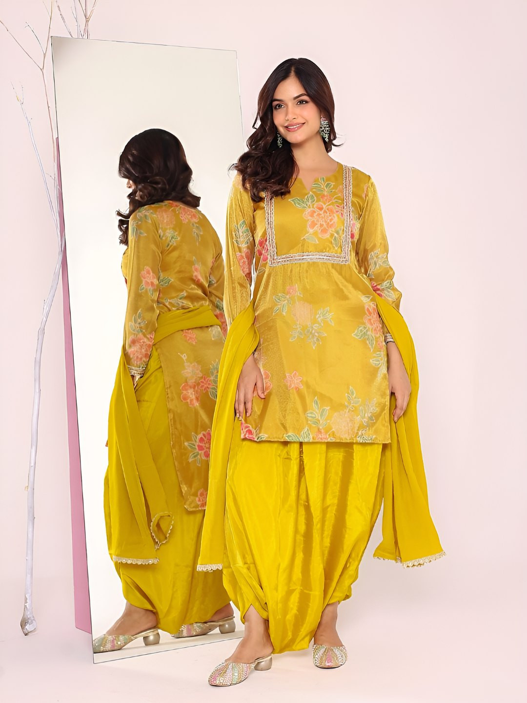PRIYANKA CHOUDHARY Women Floral Printed Regular Thread Work Kurta with Patiala & Dupatta