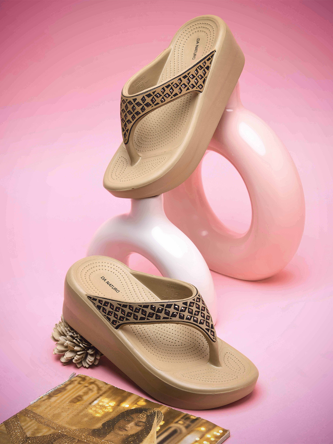 DA NATURO Brand Logo Printed Thong Flip-Flops