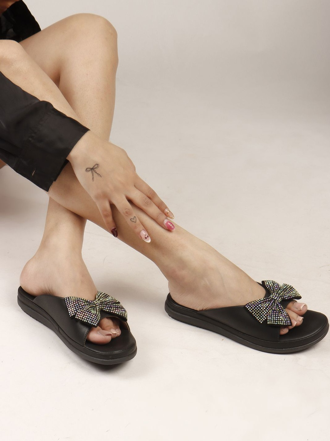 DressBerry Women Black Synthetic With Bow Embellished Open Toe Flats