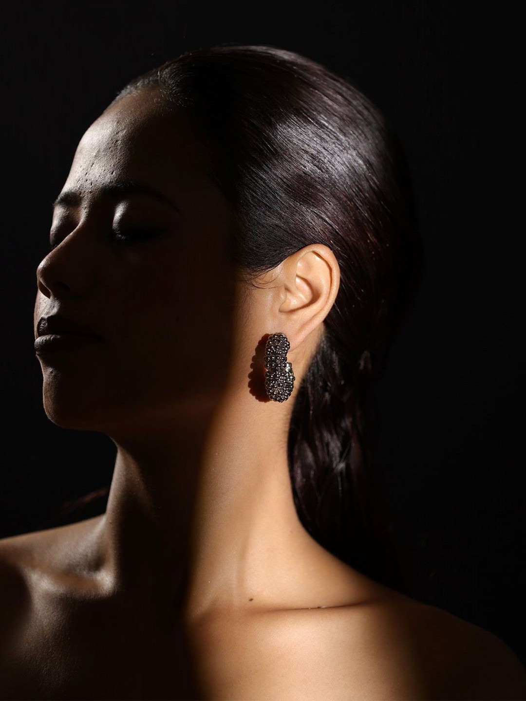 THE BLING GIRLL Silver-Plated Contemporary Half Hoop Earrings