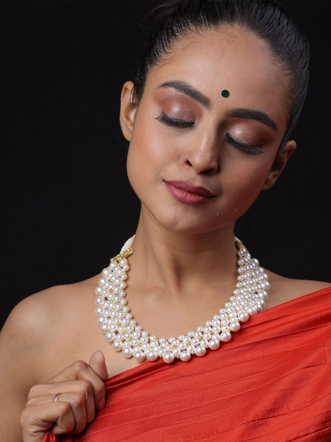 THE BLING GIRLL Pearls Beaded Statement Necklace