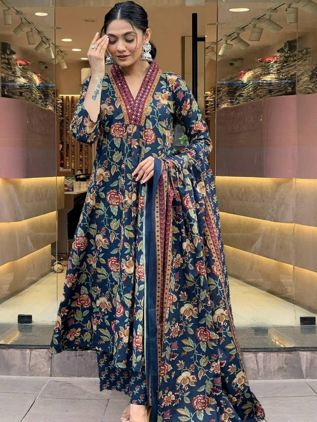 FASHION CLOUD Women Floral Printed Empire Mirror Work Kurta Set