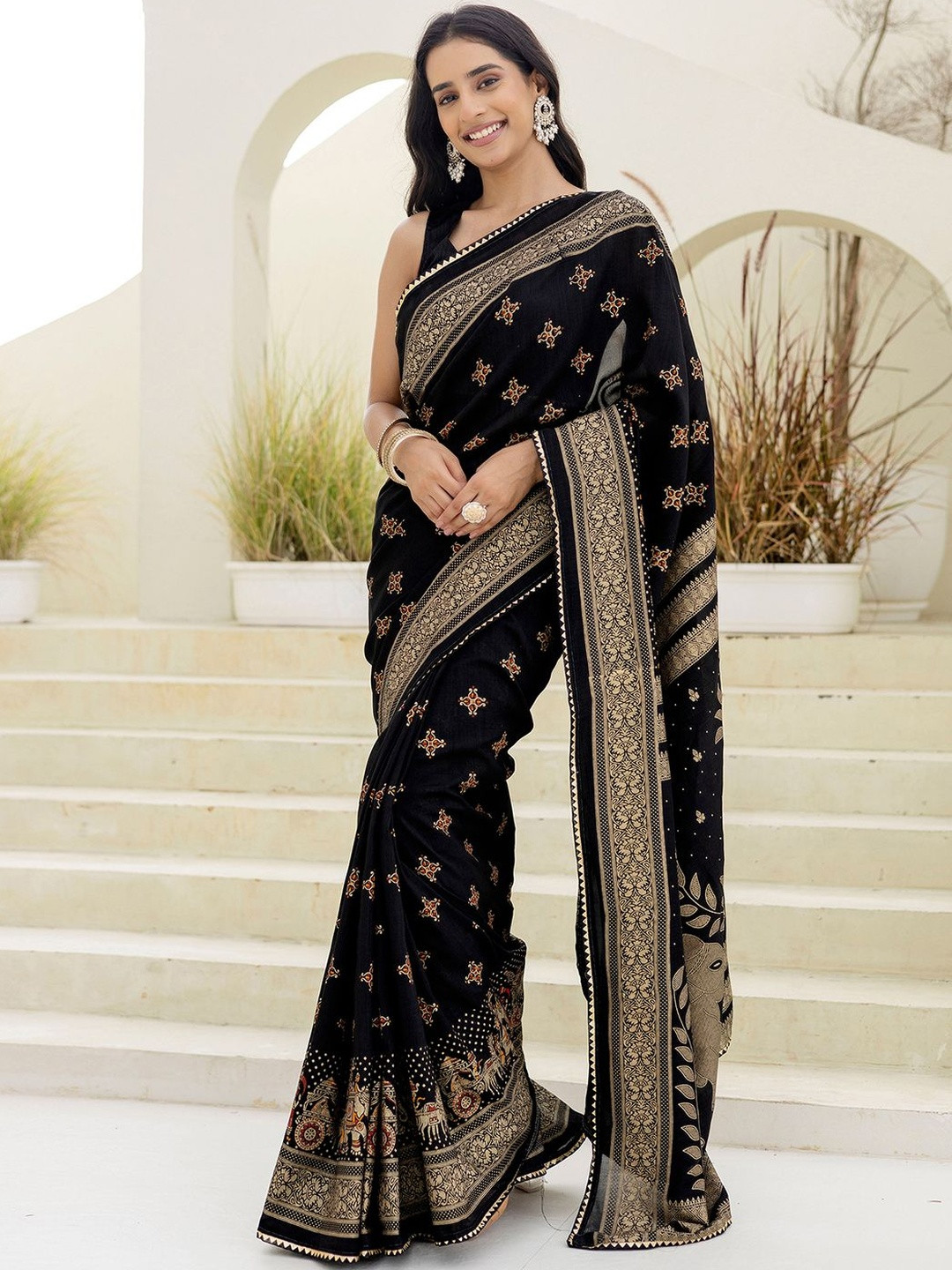 DIVASTRI Women Black Silk Blend Printed Saree With Unstitched Blouse Piece