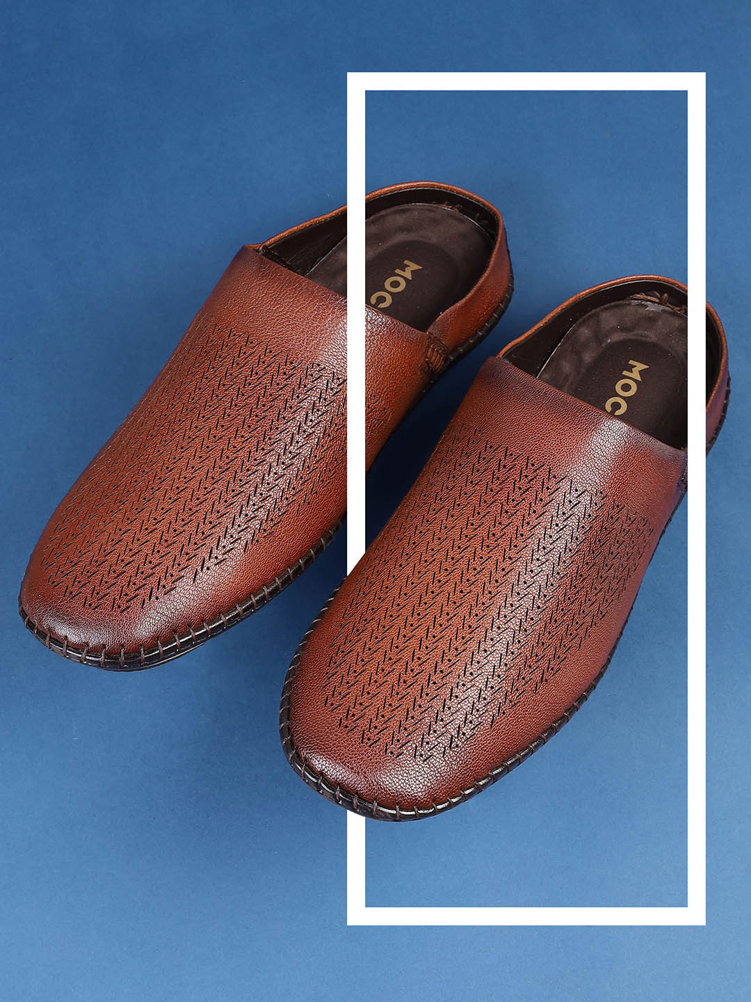 Mochi Men Textured Round Toe Leather Clogs Shoes