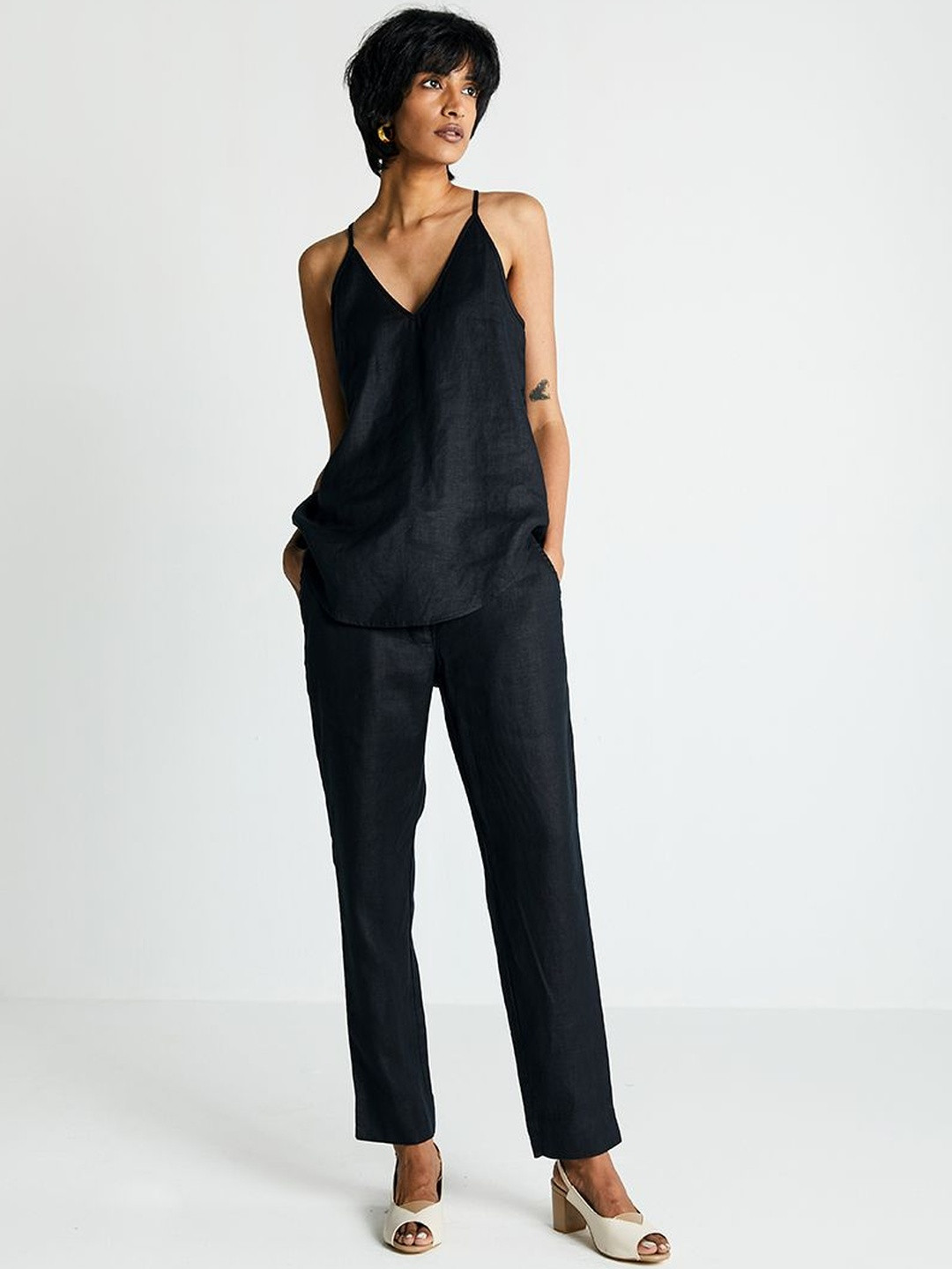 Reistor Women V-Neck Sleeveless Top