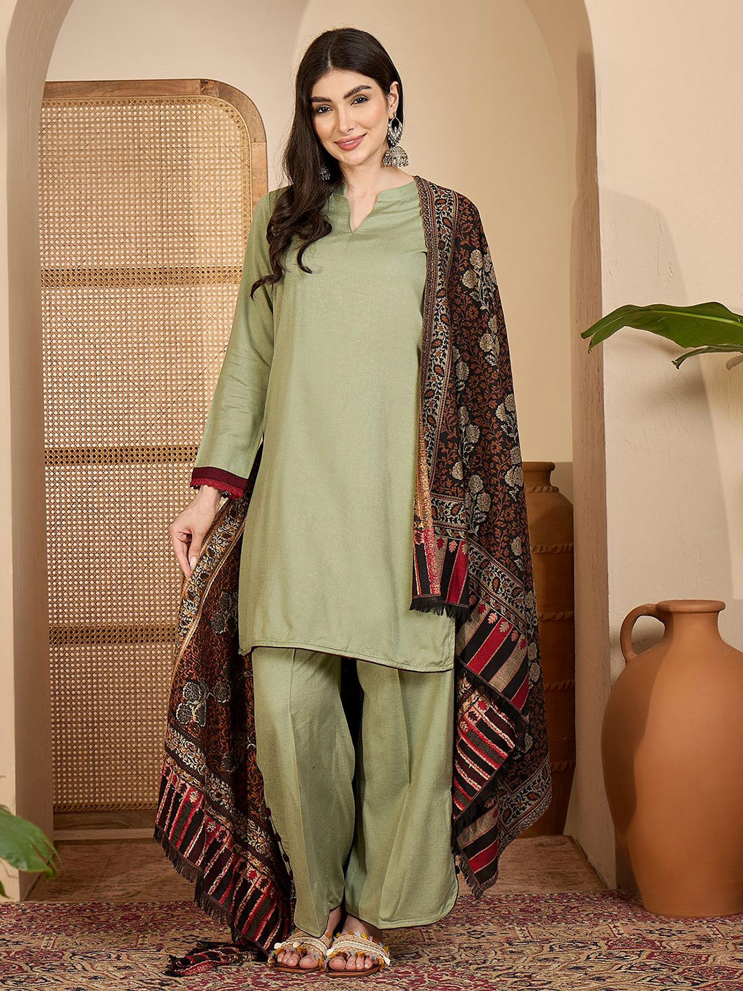 Sangria Women Black Wool Foral Woven Design Pashmina Shawl With Fringed Border