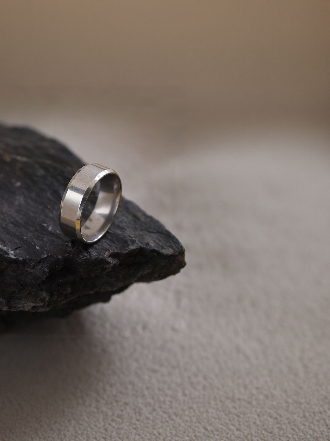 The Roadster Lifestyle Co Men Silver-Plated Band Finger Ring