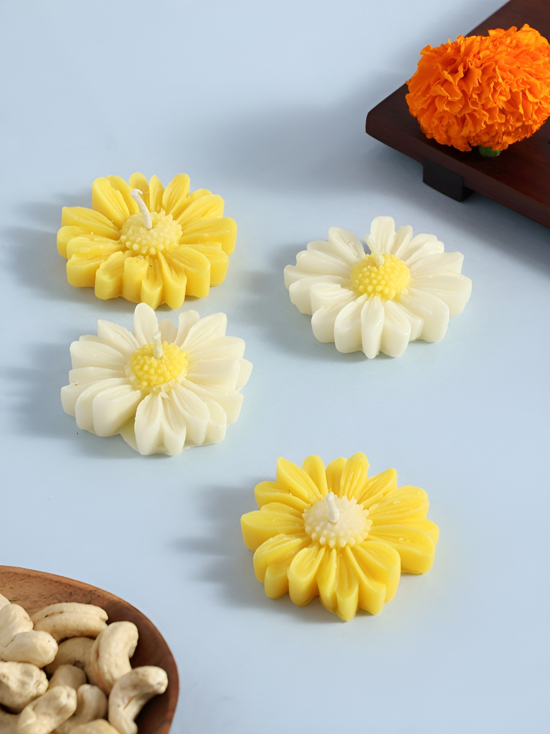 Eyaas Unisex Set of 4 Colourblocked Daisy Tea Light Candles