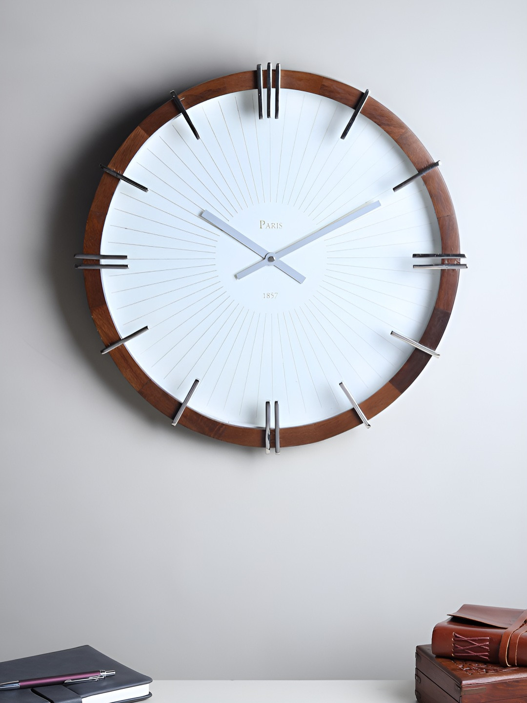 Decor de Maison Eclipta Silver-Toned & Brown Round Shaped Wall Clock