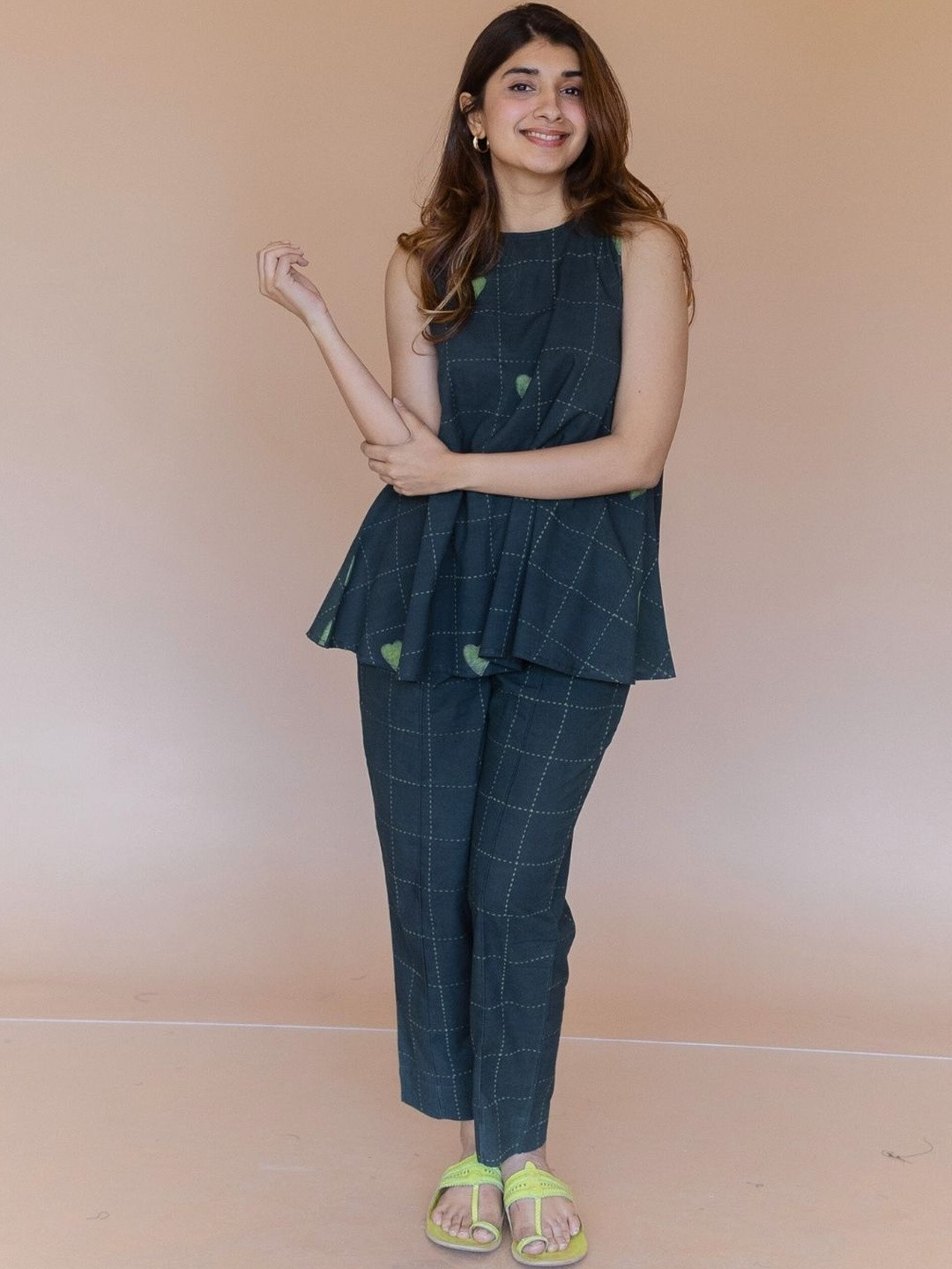 THE INDIAN ETHNIC CO Women Round Neck Sleeveless Green Dabu Cotton A-Line Short Top