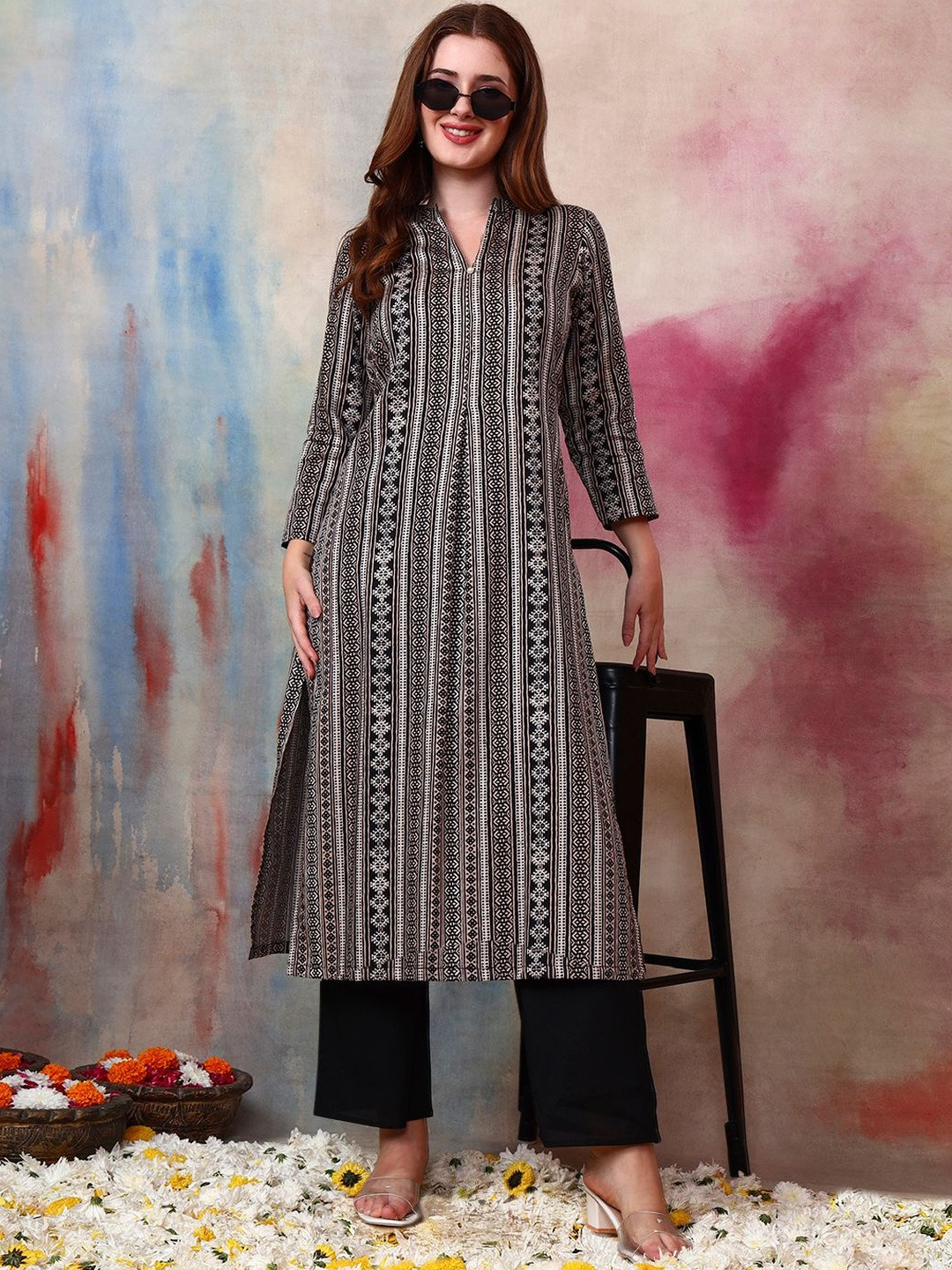 Tissu Geometric Printed Pleated Mandarin Collar Cotton Satin Straight Kurta With Trousers