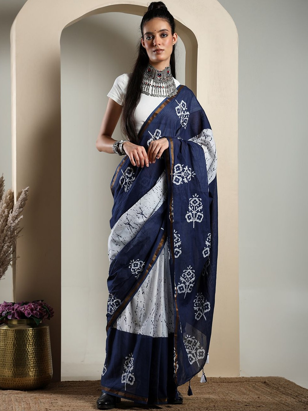 DESI VIDESI Ethnic Motifs Handprint Mulmul Cotton Bagru Saree With Tussels