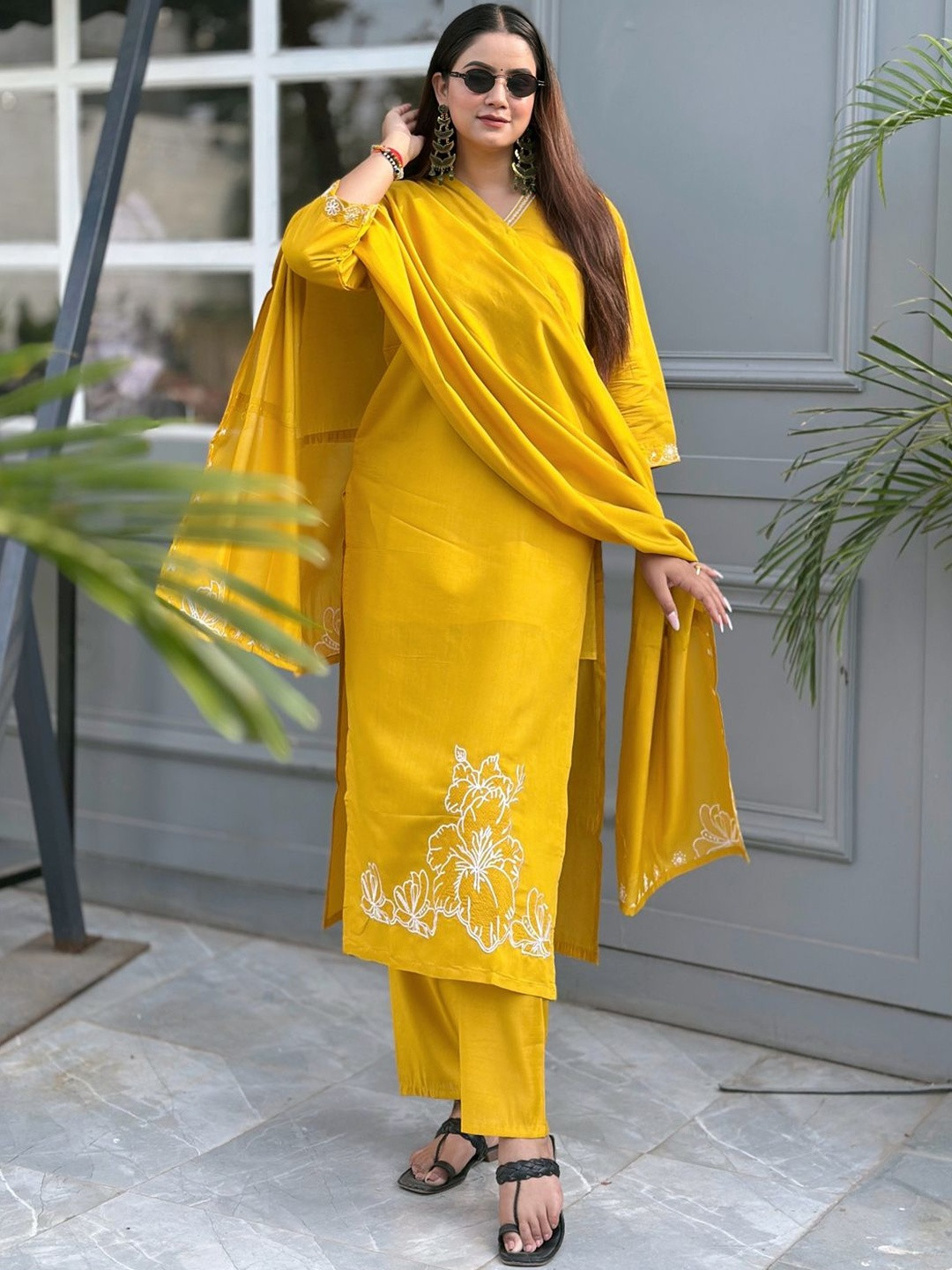 VredeVogel Women Floral Embroidered Silk Blend Fabrics Kurta with Trousers & Dupatta